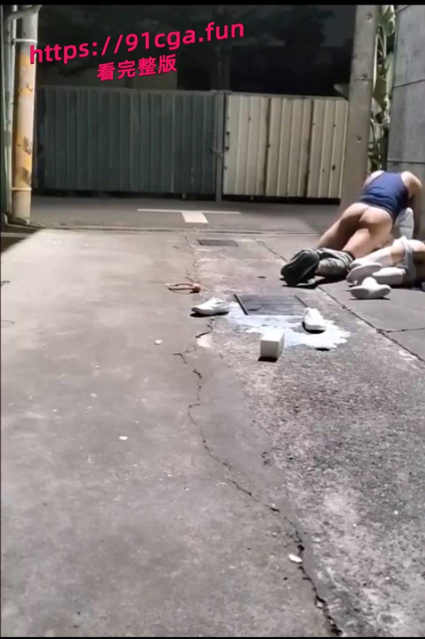 深夜JK妹子醉倒小巷内,被路过小哥实施“捡尸”-2