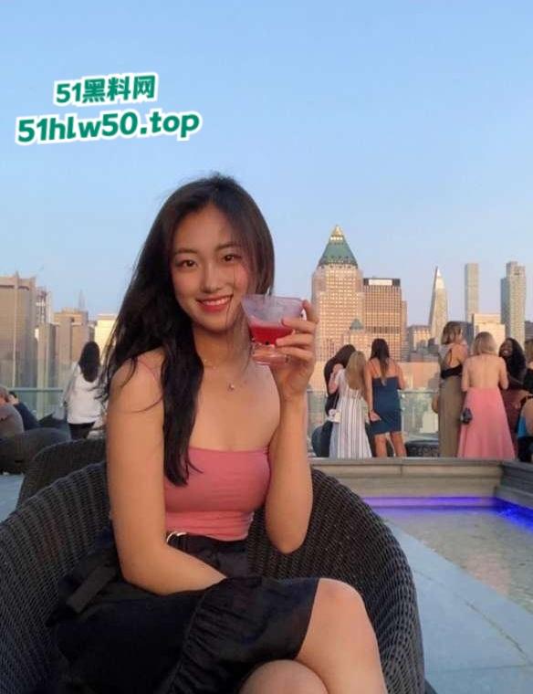 操遍了北半球小美女，亚裔留学生媚黑母狗【Cindo】国外留学期间约炮，大屌王一步到胃骚穴都玩松垮！-2