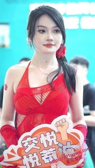 广州成人展美女云集福利姬当众舔奶,美女云集火辣开场-2