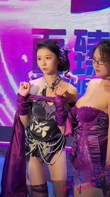 广州成人展美女云集福利姬当众舔奶,美女云集火辣开场-3