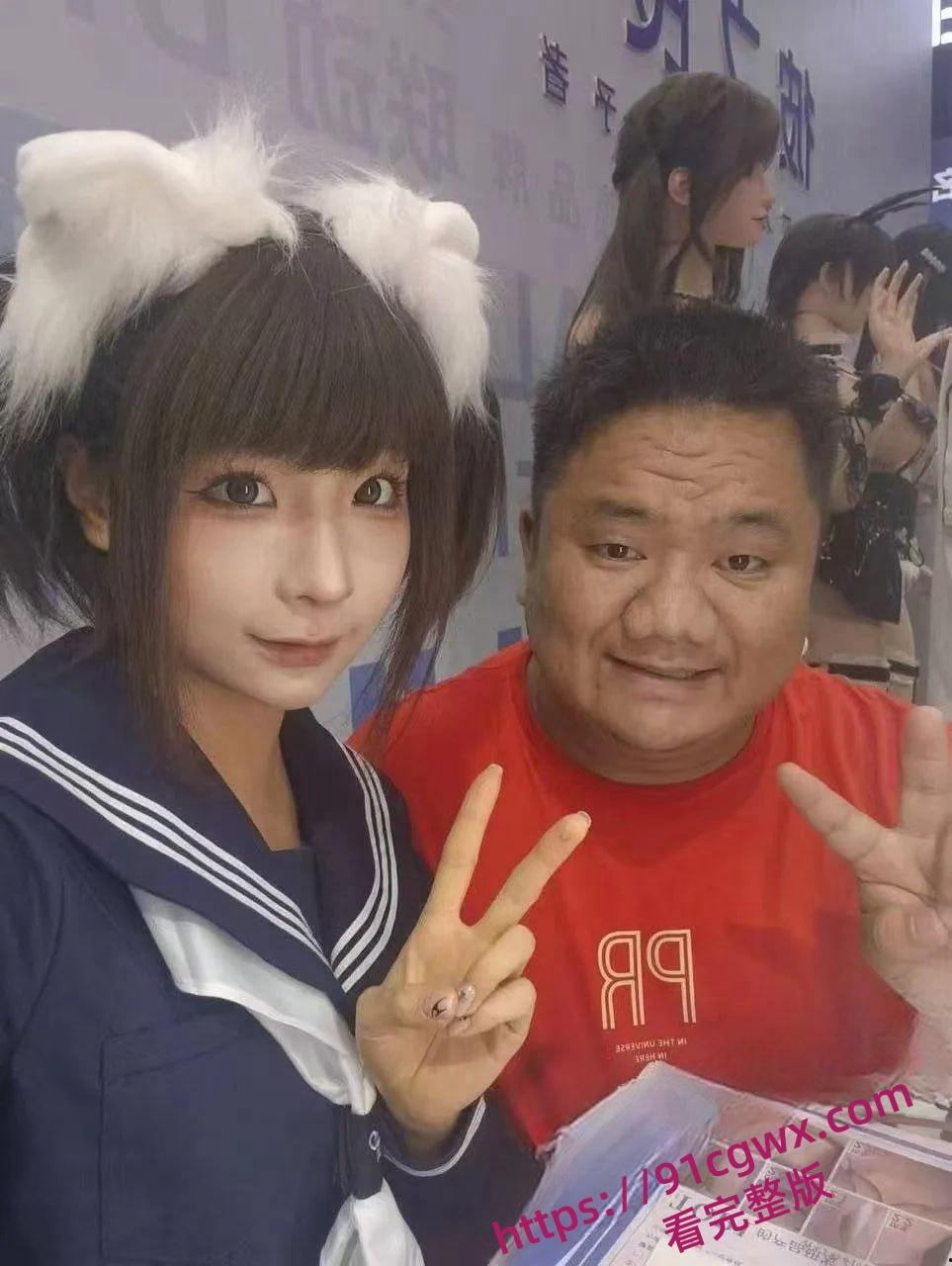 广州成人展美女云集福利姬当众舔奶,美女云集火辣开场-4