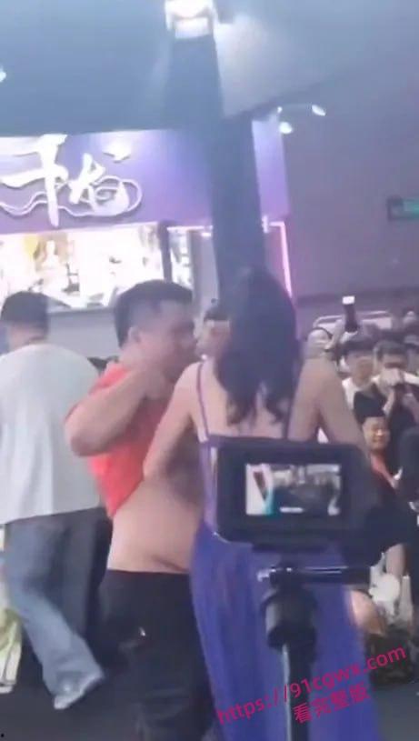 广州成人展美女云集福利姬当众舔奶,美女云集火辣开场-6