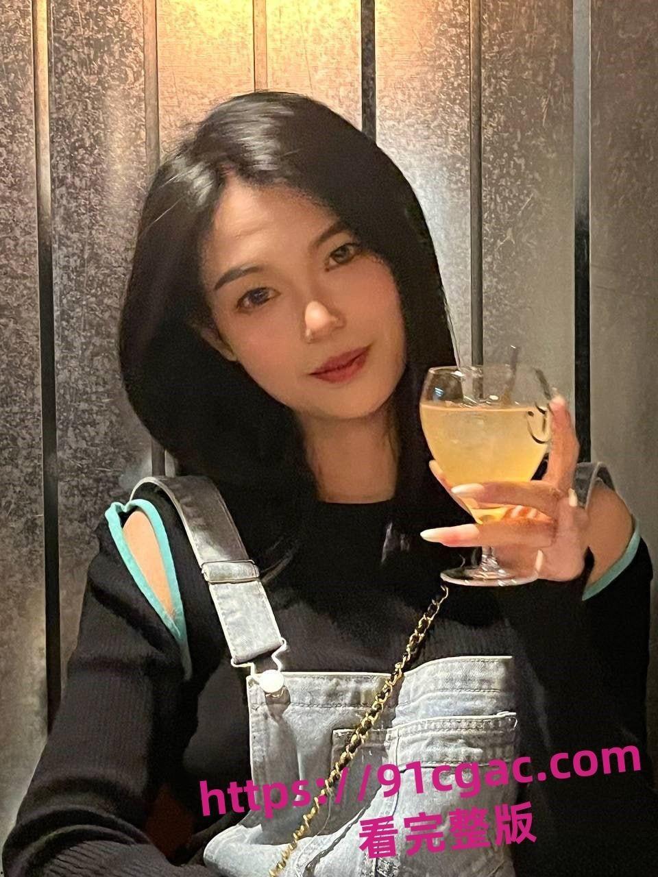 云南昆明高校周闫妮应聘时尚杂志模特遭变态面试官猥亵全裸出镜看硬了！-2