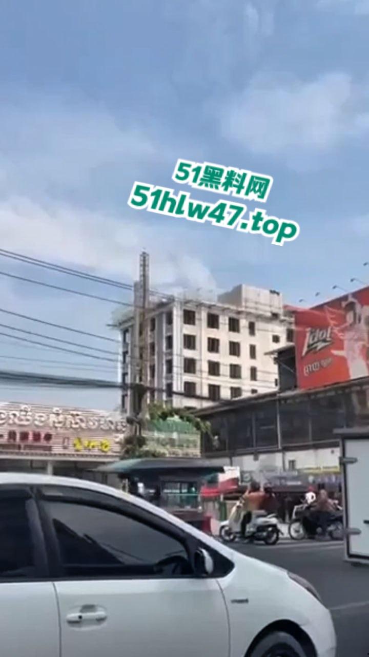 柬埔寨西港跳楼自杀事件,来自中国江西男子【甘院亮】爬到吊车顶部,随后直接跳下身亡。-2