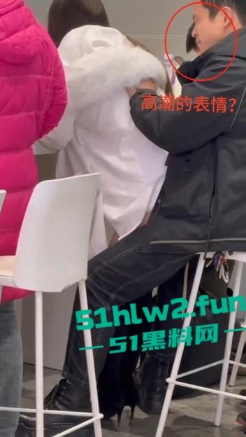 车站候车厅手机充电站惊险一对情侣，不顾周围众人大胆当街做爱视频曝光，这个刺激度也太上头了吧。-2