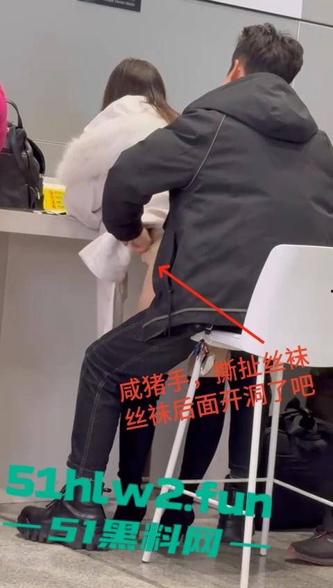 车站候车厅手机充电站惊险一对情侣，不顾周围众人大胆当街做爱视频曝光，这个刺激度也太上头了吧。-3