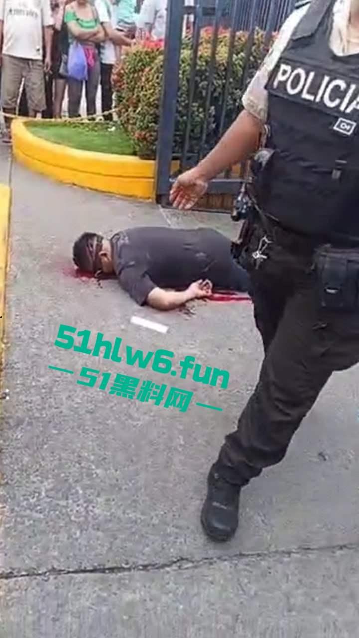 厄瓜多尔突发杀人事件,男子在街边接打电话被枪手近距离开枪射杀,疑似打击报复身中数枪当场死亡 。-1