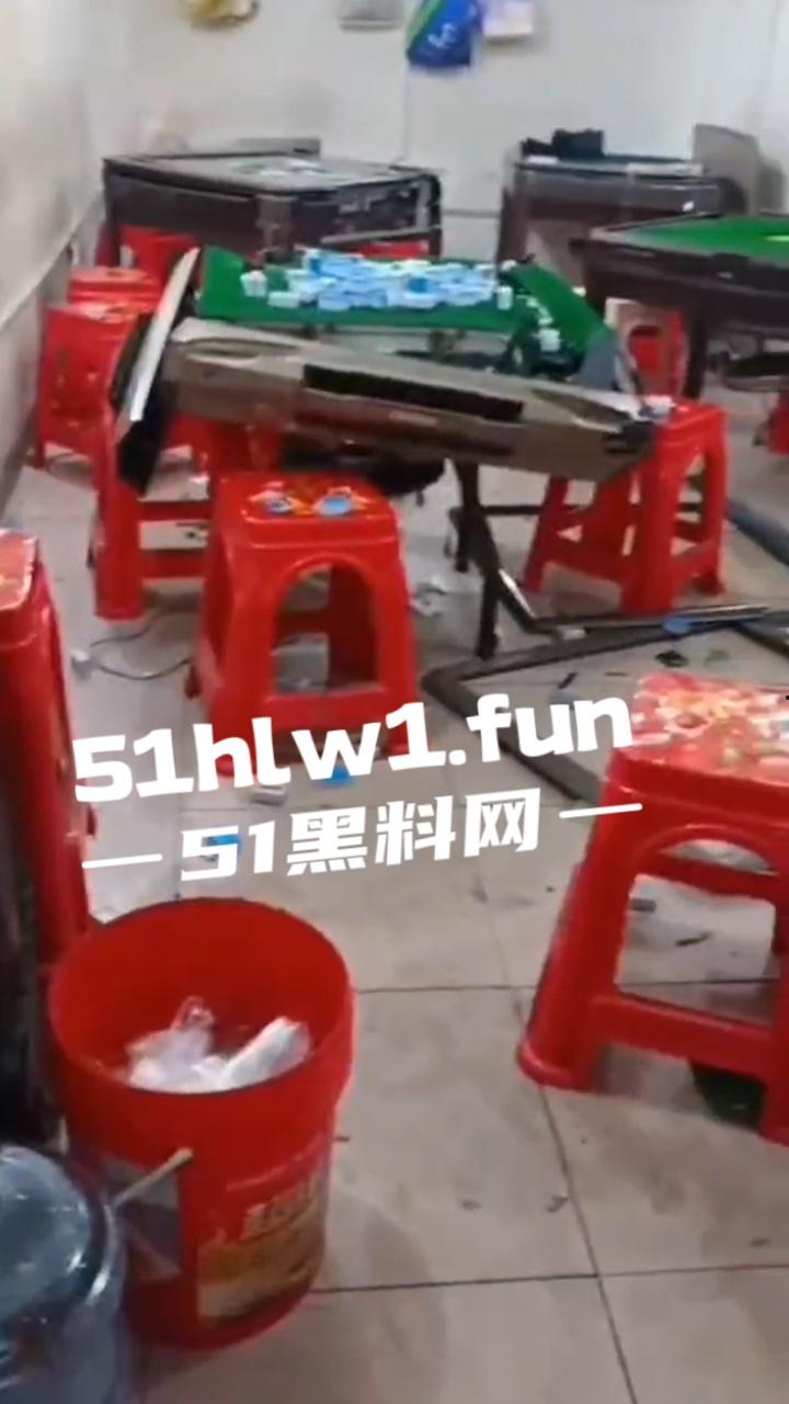 臭棋篓子太没牌品!男子打麻将被自摸胡牌 记恨对家没有碰 愤而打砸麻将馆!-6