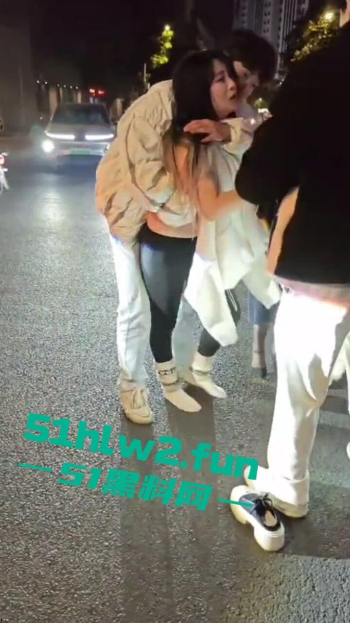 汕头小仙女和闺蜜喝醉被三男子搭讪，结果小仙女直接暴走当街殴打辱骂男子，这是真猖狂啊。-3