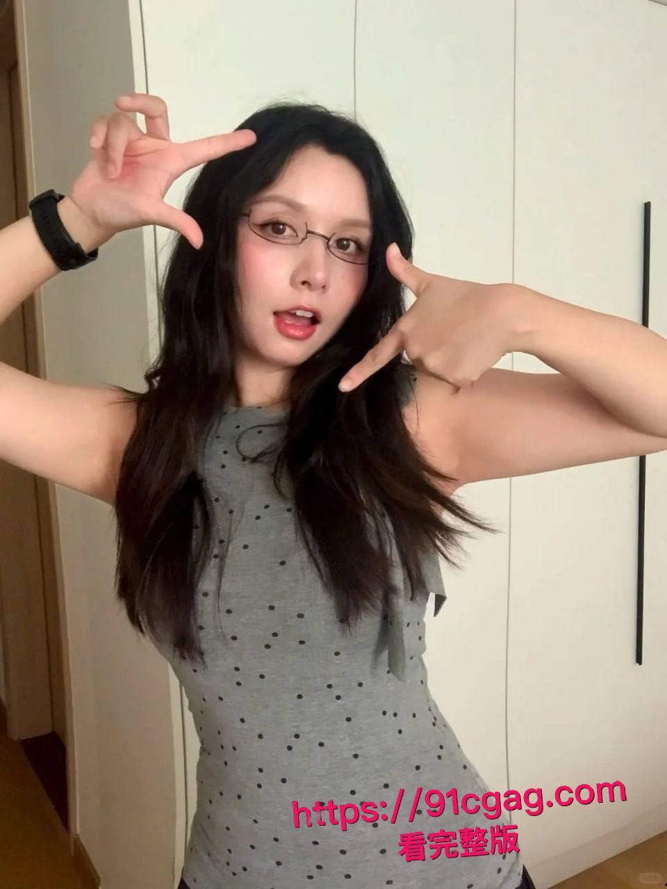 阳痿的好兄弟为了刺激就迷翻她老婆邀请我一起操,两人轮流无套操翻她的骚逼!-4