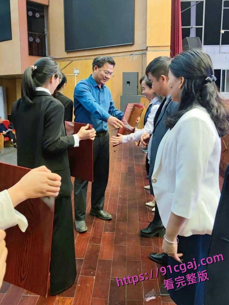 广西北流教育局局长顾元锋潜规则40多名女教师 身患艾滋病 挨操的女老师一个都跑不了-3