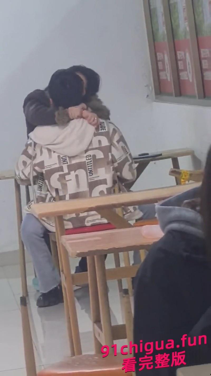 齐鲁大学餐馆大事件！情侣当众干活 妹子主动上位蹭-3