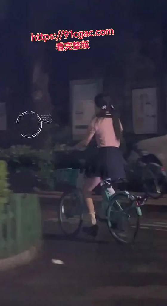 户外露出 利姬播音系的小美 刺激共享单车羞涩玩法-3