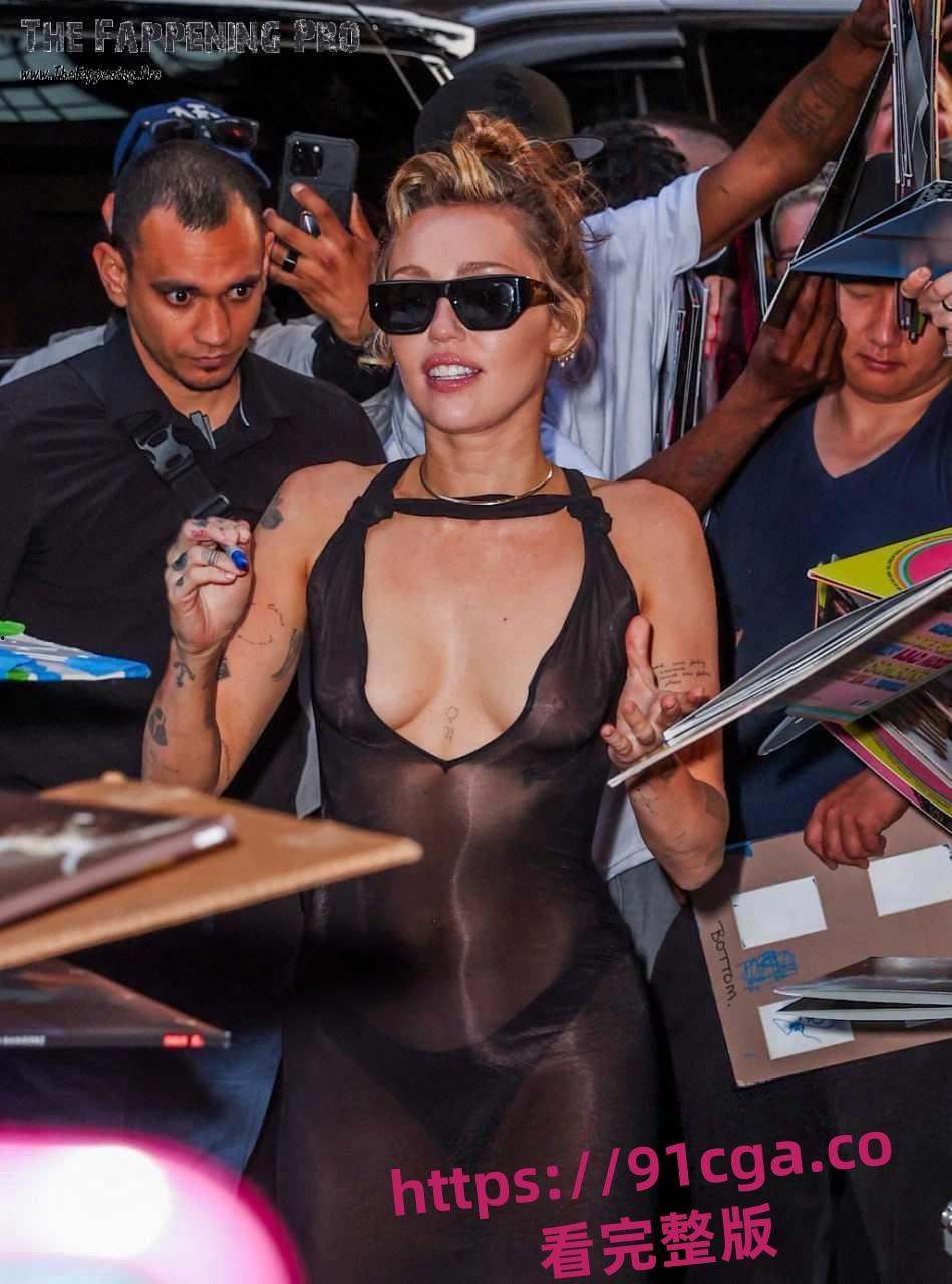 美国歌手 麦莉·赛勒斯为粉丝签名，不戴胸罩薄纱下毫无遮挡装扮惊艳全场！-2