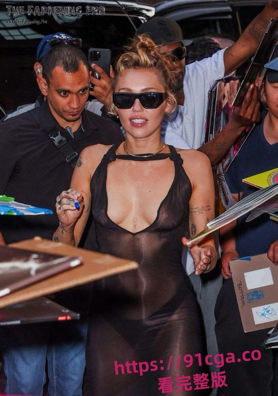 美国歌手 麦莉·赛勒斯为粉丝签名，不戴胸罩薄纱下毫无遮挡装扮惊艳全场！-3