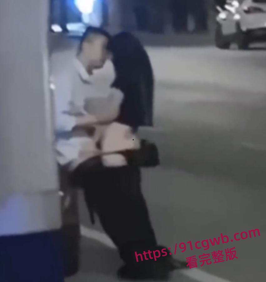 河北保定育才花园醉酒男女街头野战 站立撸管扣逼 趴路边草地爆操 强者果然不挑环境-1