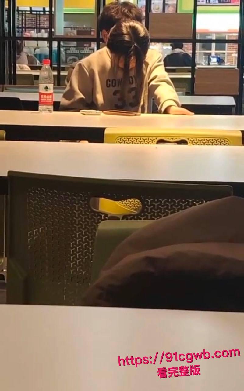 年轻人还是玩得花!大学生情侣在餐厅竟然公然做爱 饥渴妹子主动坐上男友鸡巴被老六全程拍下 !-1