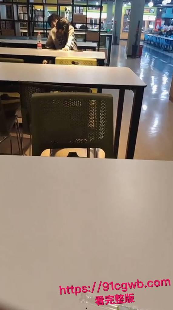 年轻人还是玩得花!大学生情侣在餐厅竟然公然做爱 饥渴妹子主动坐上男友鸡巴被老六全程拍下 !-4