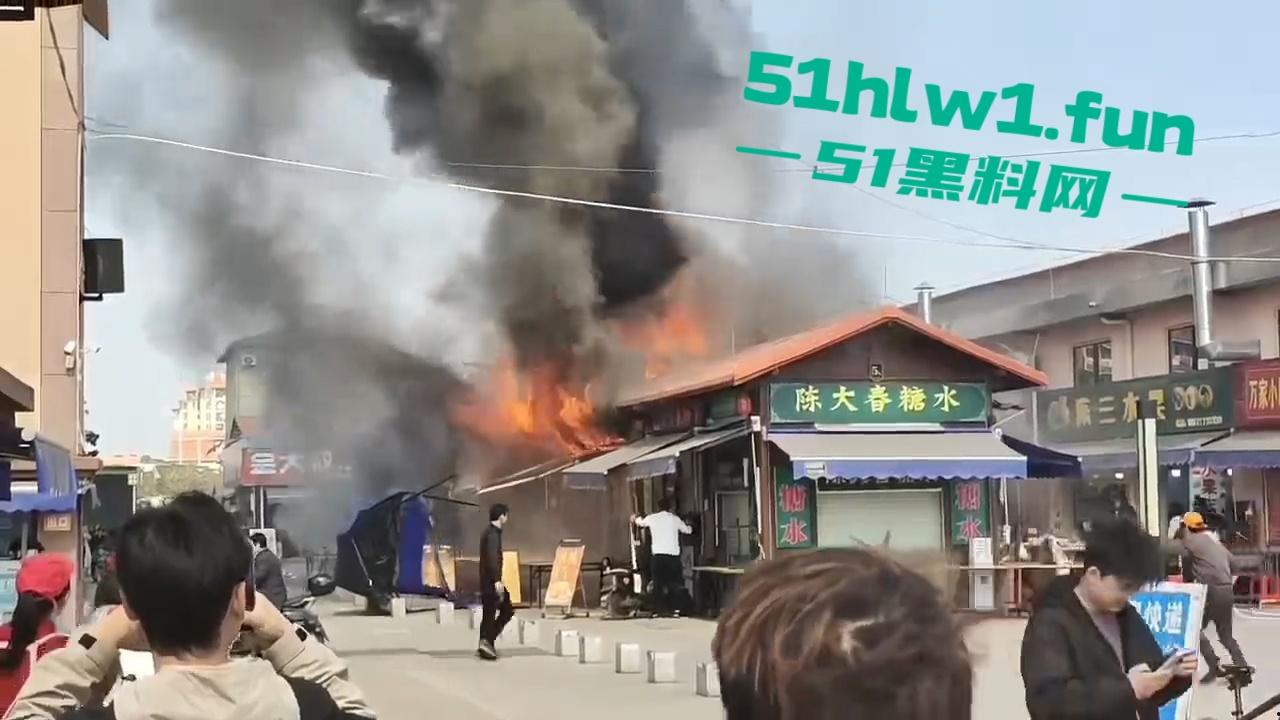 广西钦州北部湾大学城一糖水铺 因小孩放鞭炮引发火灾 现场浓烟滚滚真是造孽！-5