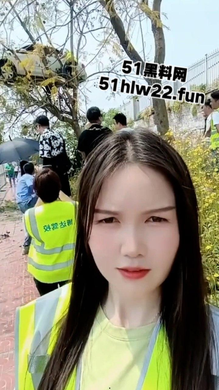 小刀拉屁股开了眼了,宜宾长宁驾校一教练教女学员开车一脚开飞直接上树,这车技也是没谁了!-1