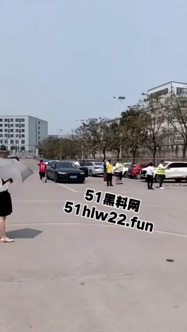 小刀拉屁股开了眼了,宜宾长宁驾校一教练教女学员开车一脚开飞直接上树,这车技也是没谁了!-2