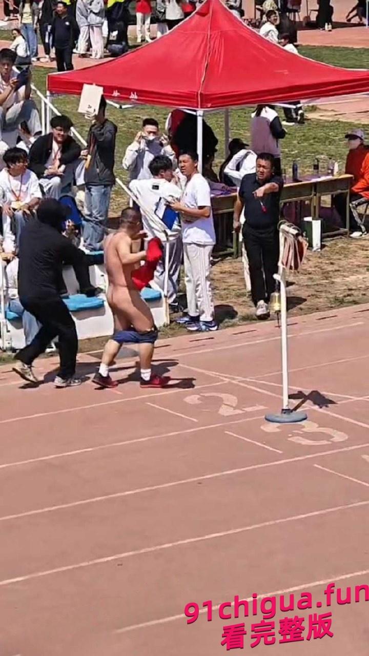 河北石家庄邮电学院5000米赛跑途中何林明在最后50米冲刺时裸奔！-2