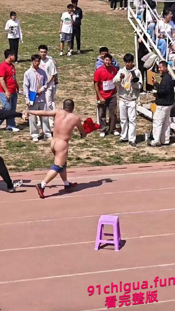 河北石家庄邮电学院5000米赛跑途中何林明在最后50米冲刺时裸奔！-5