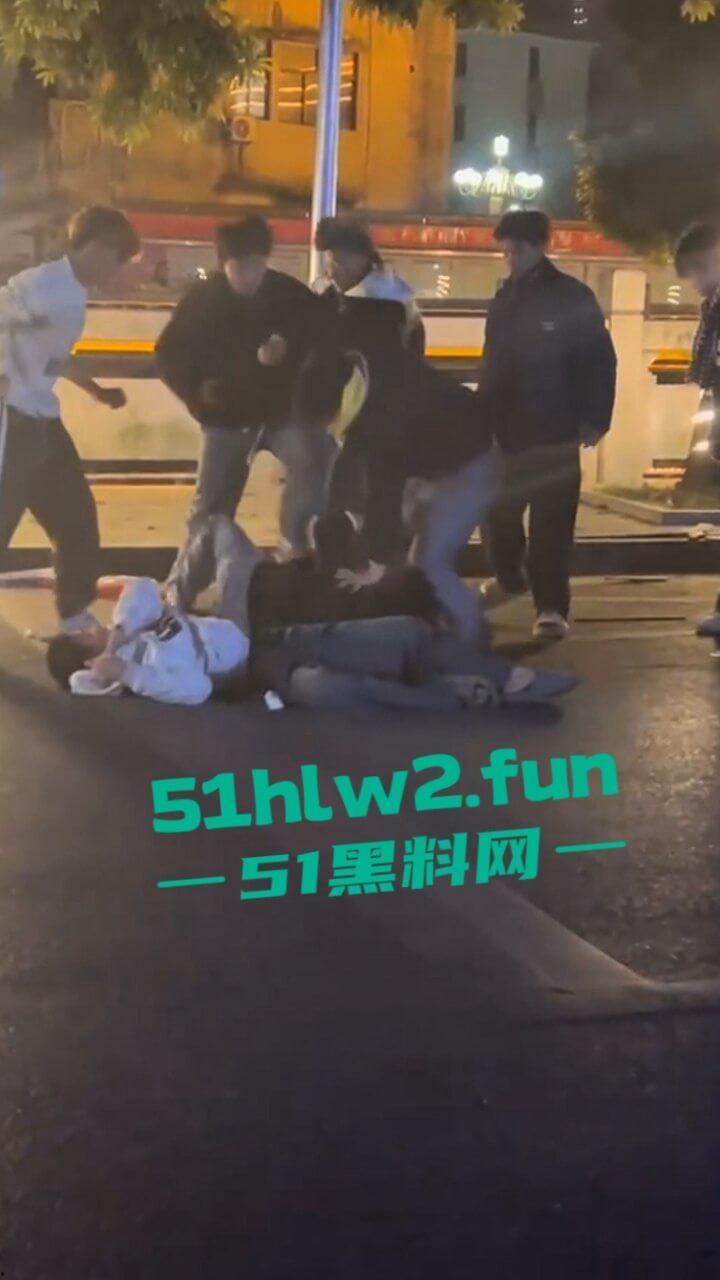 精神小伙街边斗殴为了女友逞面现场视频,骑电瓶车带人围殴一群人殴打两个人,目前几人已经被逮捕。-1