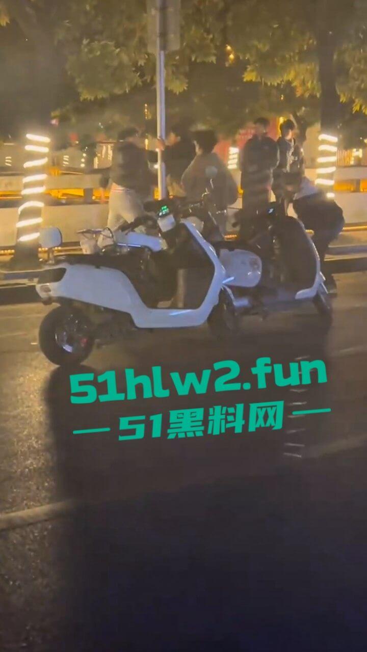 精神小伙街边斗殴为了女友逞面现场视频,骑电瓶车带人围殴一群人殴打两个人,目前几人已经被逮捕。-2