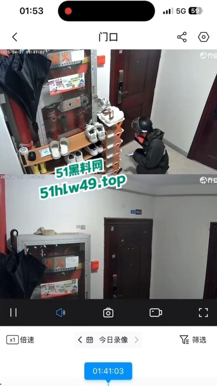 南通恋物变态男,在门口狂舔女鞋都快被大哥舔湿,变态真多可是喜欢臭脚鞋子的变态可是奇观。-2