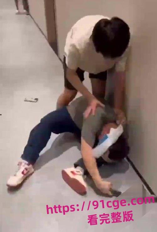 广东花城工商技工学校军训教官与学生查寝发生冲突!把学生推倒在地疯狂殴打!-4