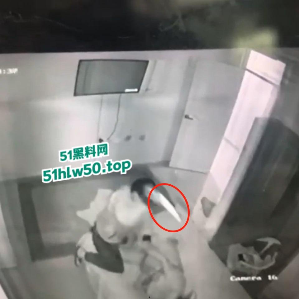 真实偷情捉奸杀人现场,狗男女酒店偷情被老公发现闯入,酒店监控偷拍到惊悚一幕当场刀杀两人!-1