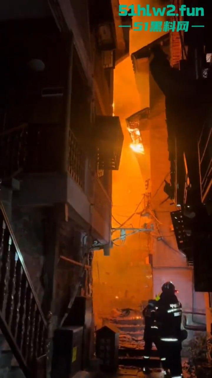 凤凰古城一民宿深夜起火,游客穿睡衣跳窗逃生现场火灾视频流出,弄的差点人就没了!-1