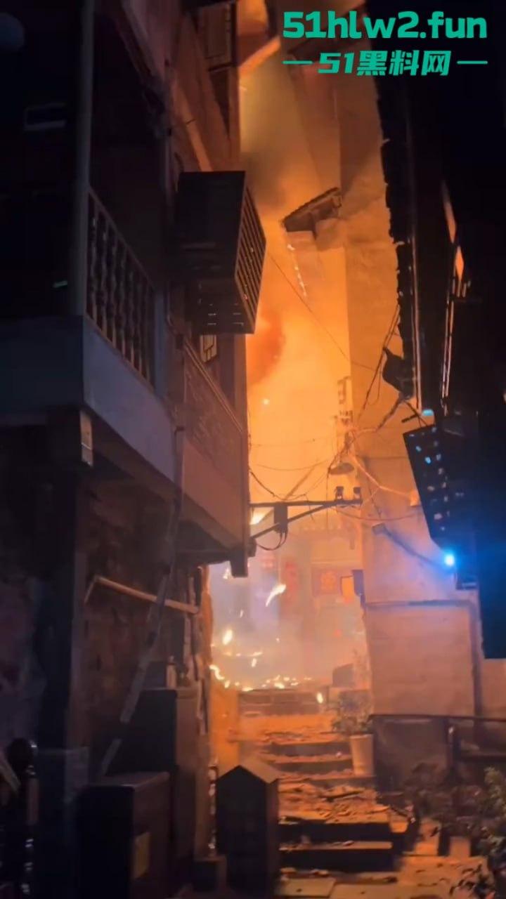 凤凰古城一民宿深夜起火,游客穿睡衣跳窗逃生现场火灾视频流出,弄的差点人就没了!-2