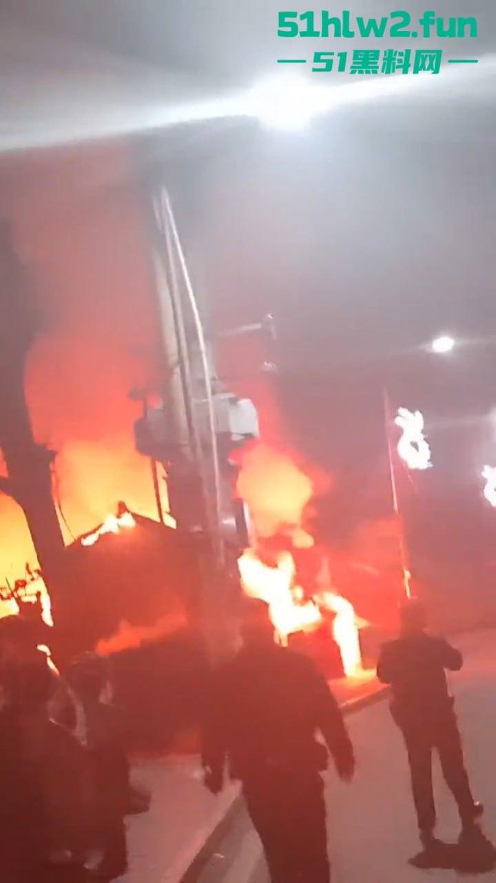 凤凰古城一民宿深夜起火,游客穿睡衣跳窗逃生现场火灾视频流出,弄的差点人就没了!-3