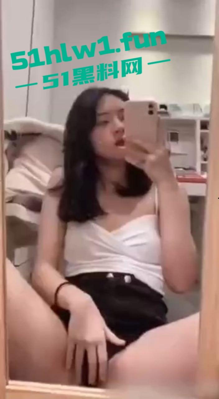 青岛大学【朱晏妮】自慰视频外泄,放假回家没几把草,发给男友自摸福利泄露,草不了逼玩也别玩得这么大啊!-1