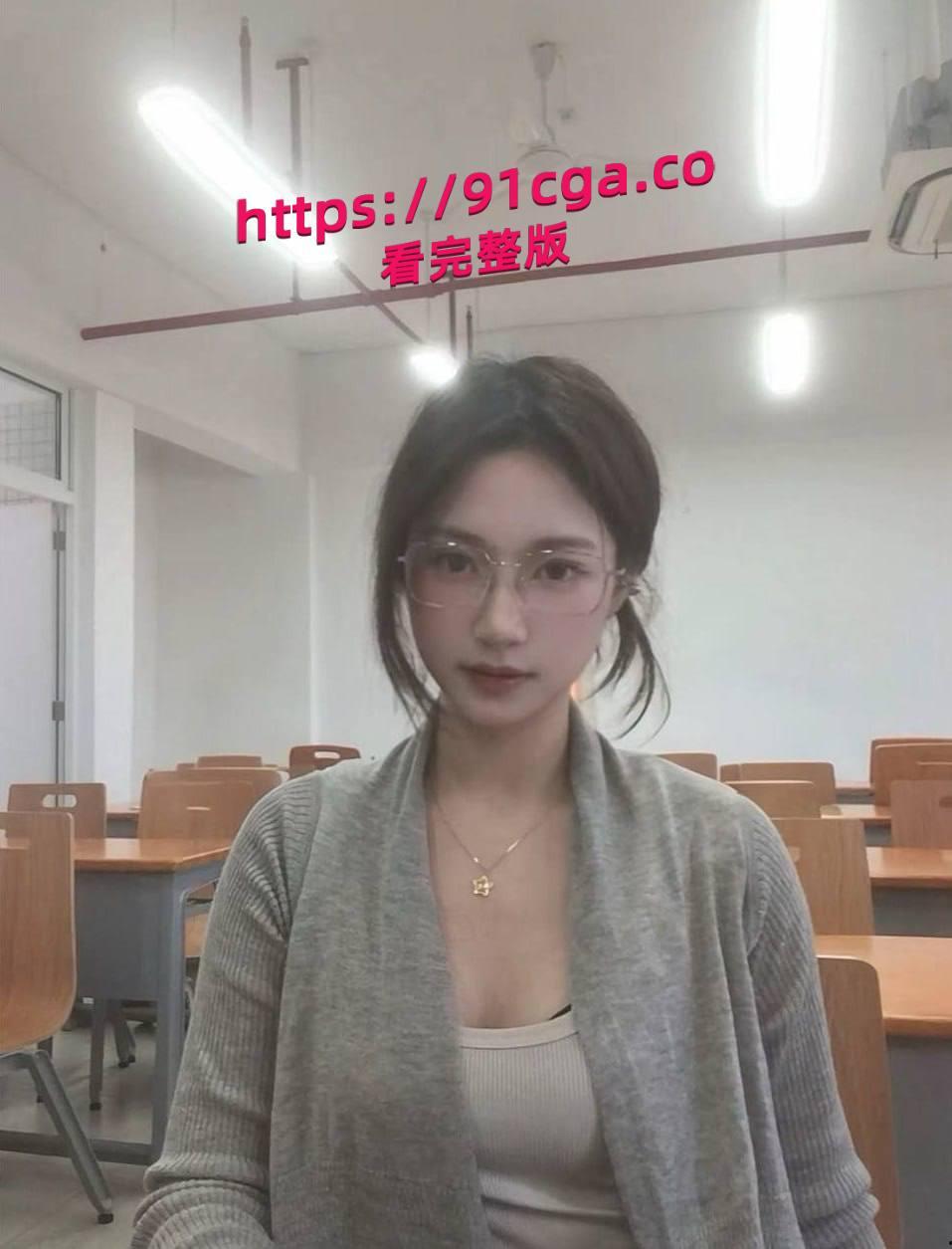 四川成都 成都理工大学大二学生母狗 高颜值极品御姐身材辣妹-1