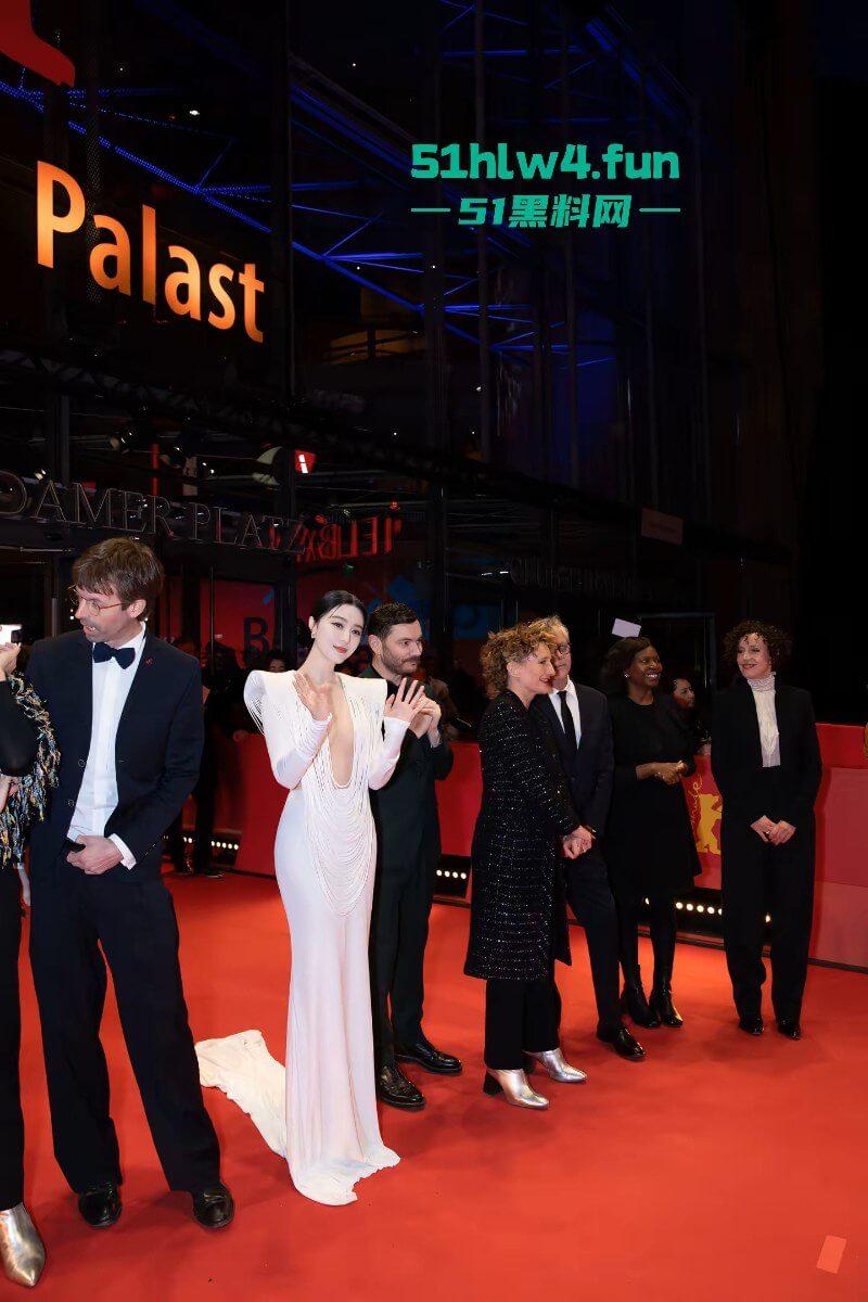 范冰冰复出柏林影展,范冰冰喷血造型超性感流苏设计的若隐若现失手露乳贴,看来巨星没落也只能靠肉体吸睛。-1