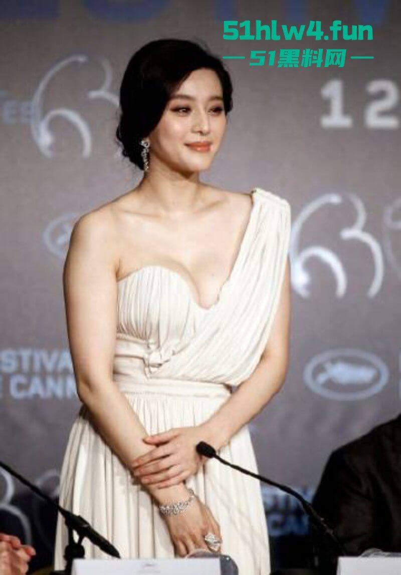 范冰冰复出柏林影展,范冰冰喷血造型超性感流苏设计的若隐若现失手露乳贴,看来巨星没落也只能靠肉体吸睛。-10