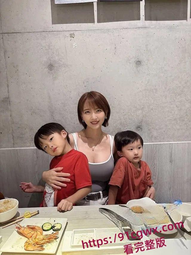 全网疯求台湾巨乳人妻网红梁梁怀孕床戏,孕期夫妻性爱外泄!-5