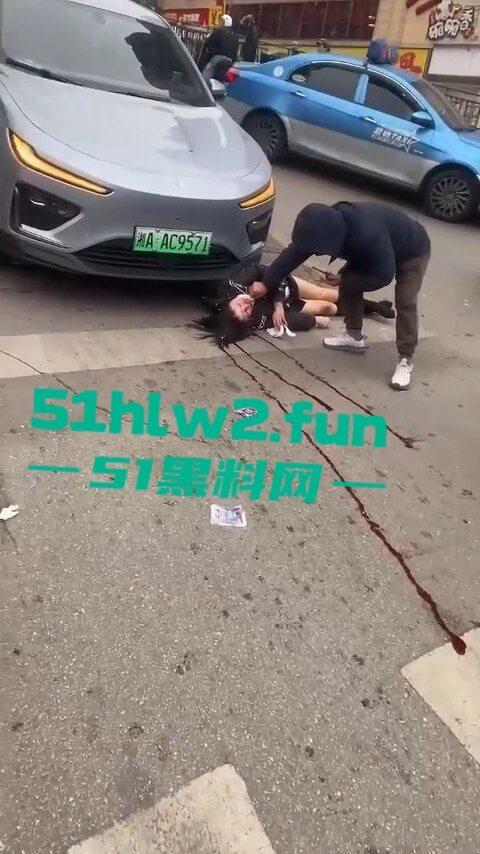 长沙惊现亡命司机，曙光中路地铁站汽车闯红灯狂撞行人，现场鸡飞狗跳司机是真疯了？-3