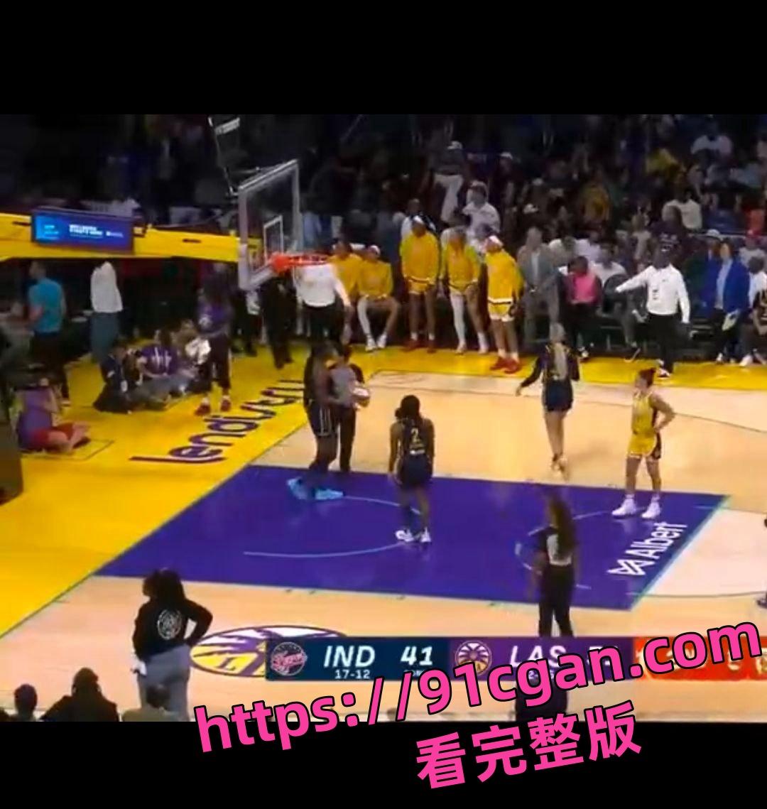 WNBA比赛突发奇葩事件:女球员竟意外掉落绿色假鸡巴引发热议 网友调侃这算不算使用兴奋剂?-4