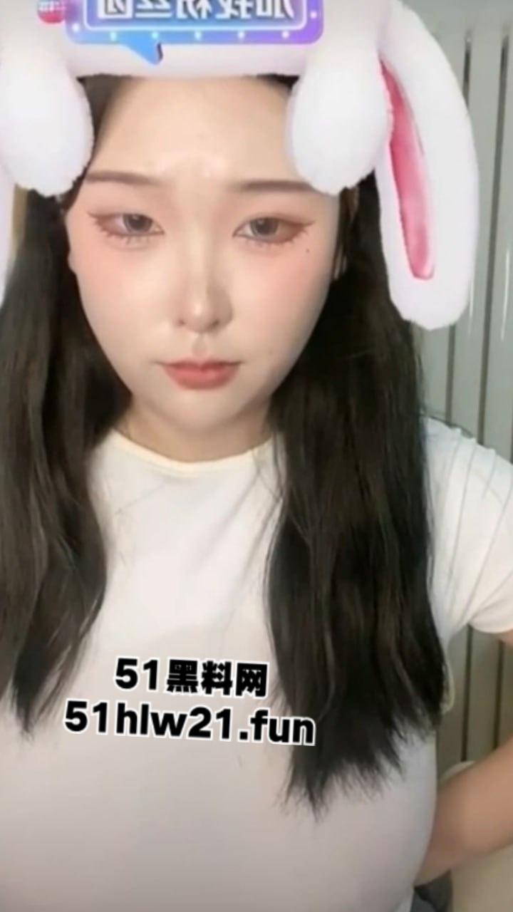 湖北抖音网红【丫丫有肉】身材超傲人的骚母狗,直播时各种走光露点,看着这骚逼是故意的啊。-3