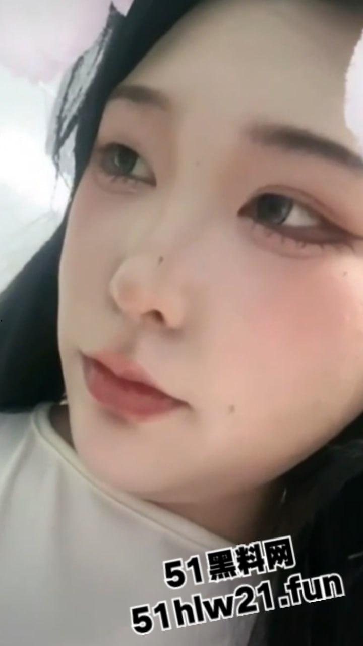 湖北抖音网红【丫丫有肉】身材超傲人的骚母狗,直播时各种走光露点,看着这骚逼是故意的啊。-5