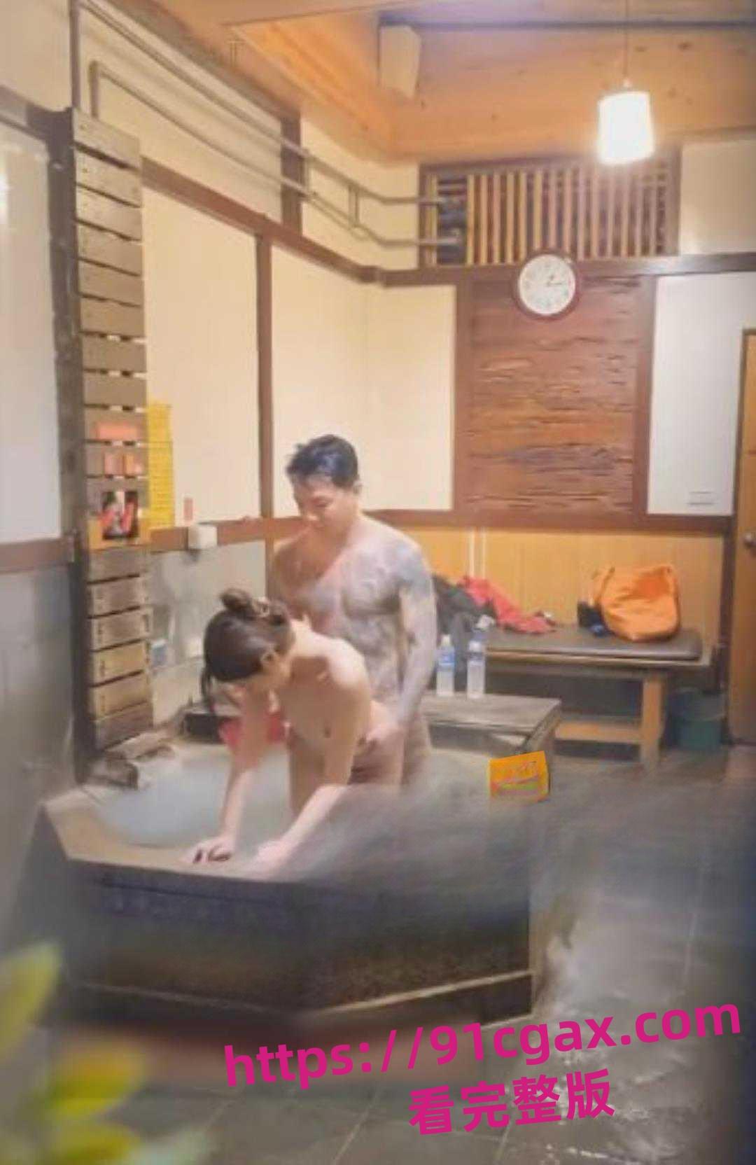网络疯传台湾一情侣北投温泉会馆泡汤做爱竟惨遭偷拍!全程露脸曝光极其刺激!-3