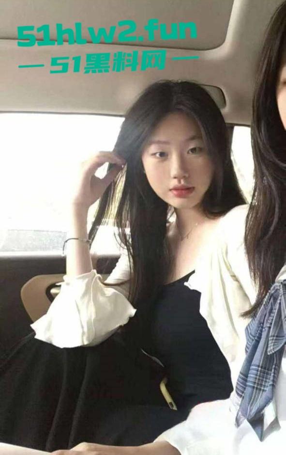 河南20岁骚货母狗【李琦】穿着黑丝连体情趣内衣大跳骚舞,露脸自慰的表情简直太骚了。-1