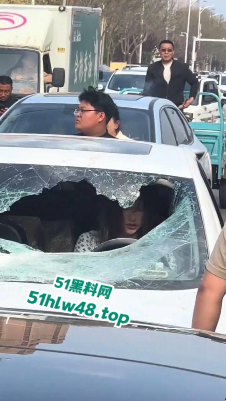 河北邢台最蠢原配,带姐妹家人砸车抓小三被吓的车里不敢出来,结果被玻璃划伤原配遭刑拘。-2