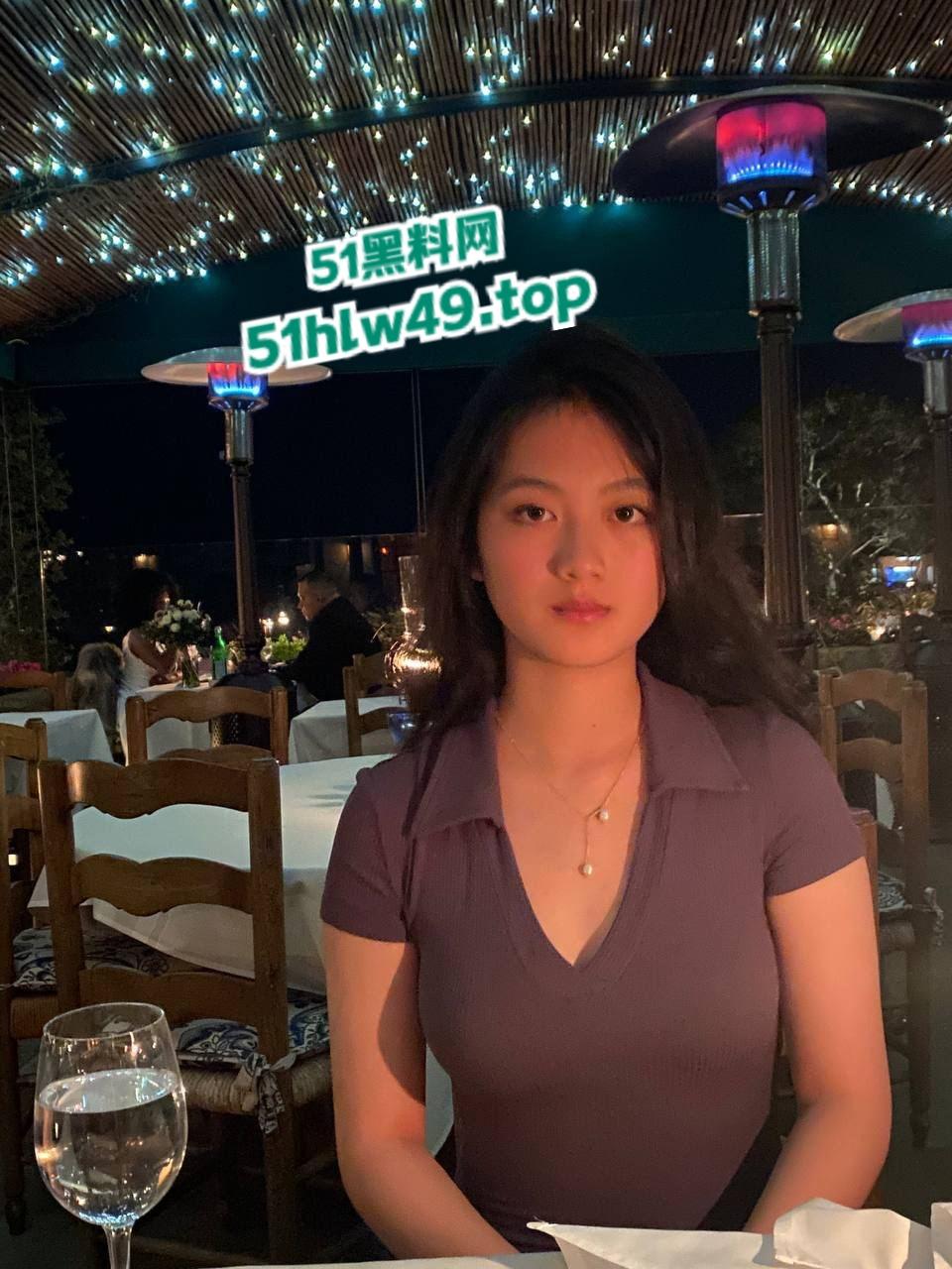 新加坡留学生【刘冰】前男友曝出,留学圈子乱搞多次约炮,果然戴眼镜的就是骚视频内容也是真赞啊!-9