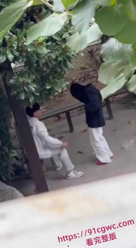 徐州技师学院凉亭又火了!情侣在凉亭野战被同学偷拍流出 学弟学妹纷纷前往打卡-4