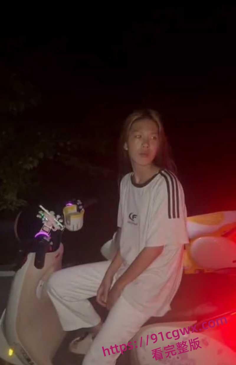 广东爆炸级精神小妹霸凌现场地板暴打失控 拳脚如雨点砸到血肉模糊啊!-1